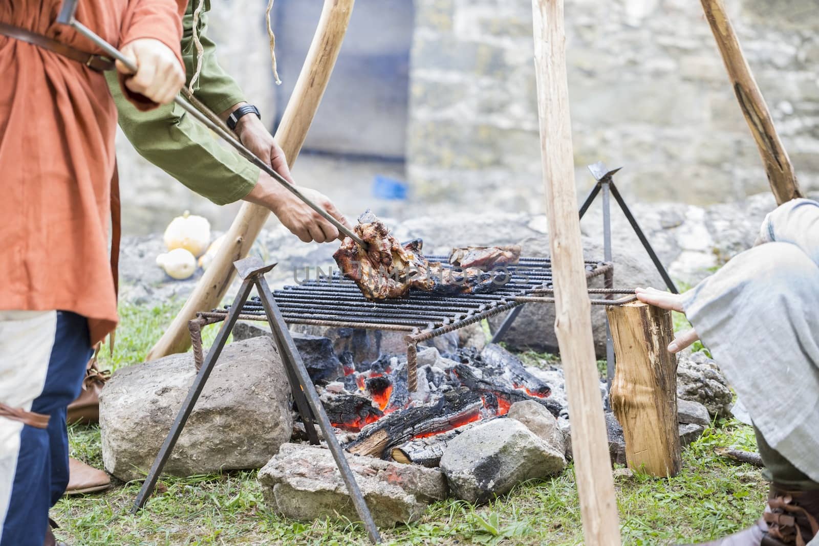 Picture of a medieval barbecue with meat.