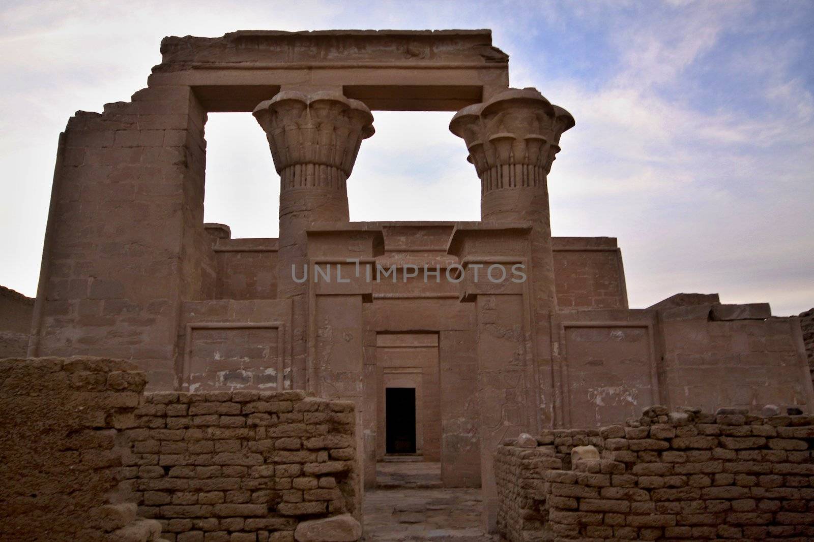 Roman Temple in Deir El-hagar by jnerad