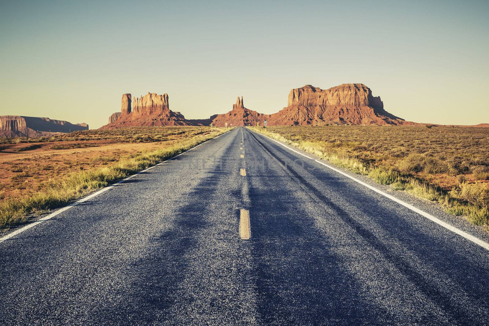 Long road to Monument Valley, USA 