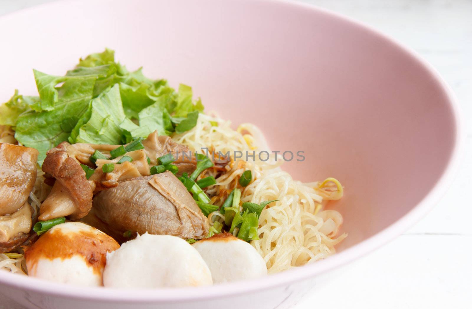 Dry egg noodles with steamed pork