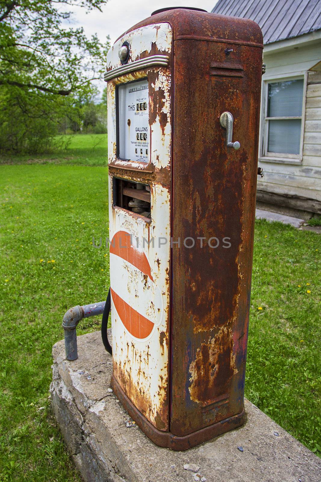 Leave over from a old gaz station, rusted and slowly turning to dust