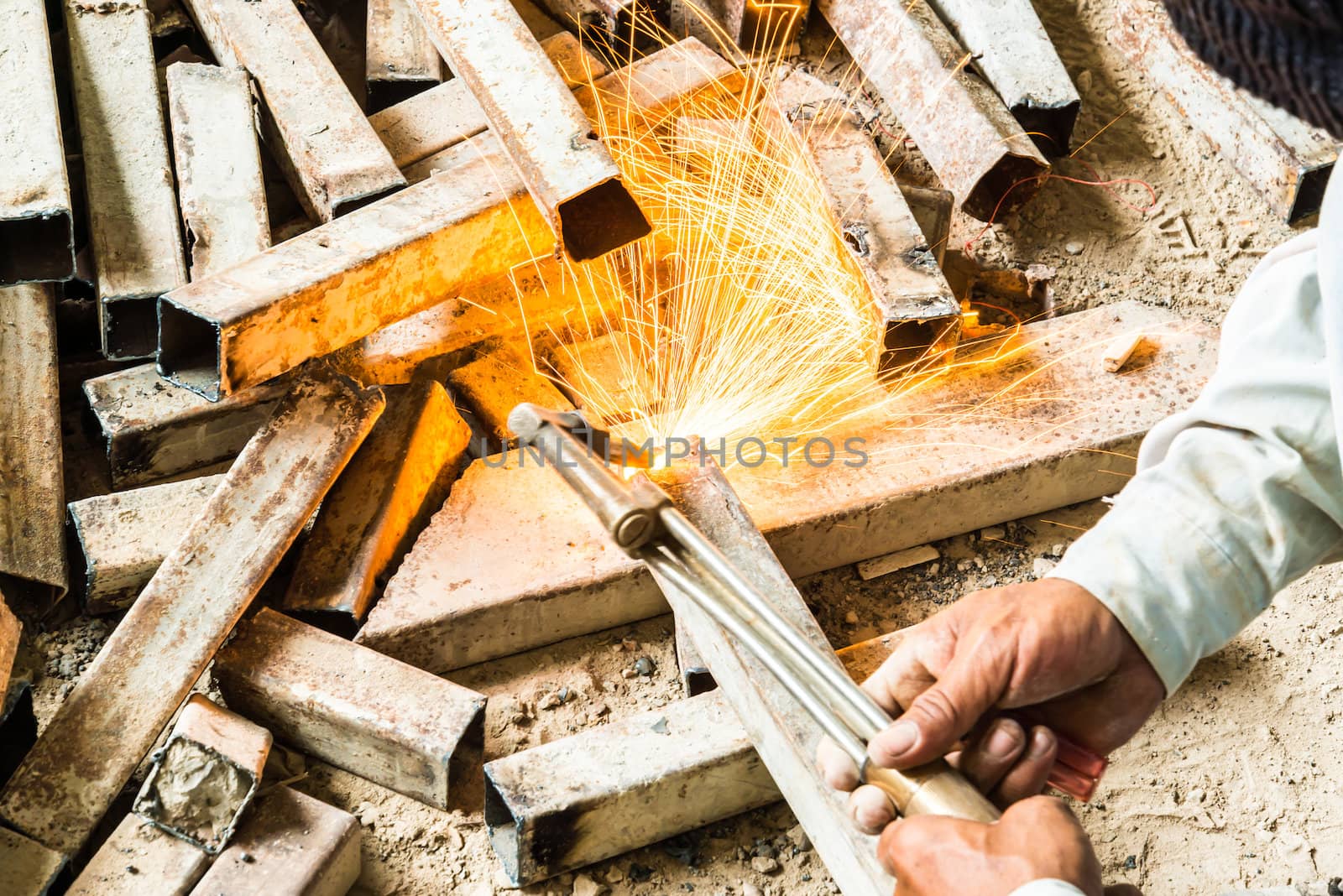 metal cutting with acetylene torch by wmitrmatr