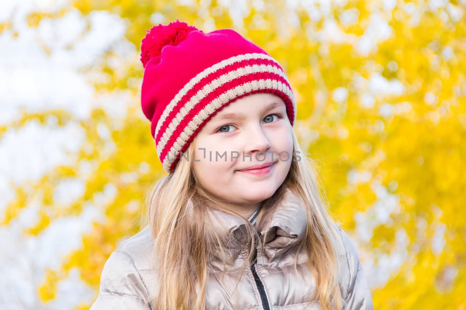 Autumn photo of beautiful girl in red hat