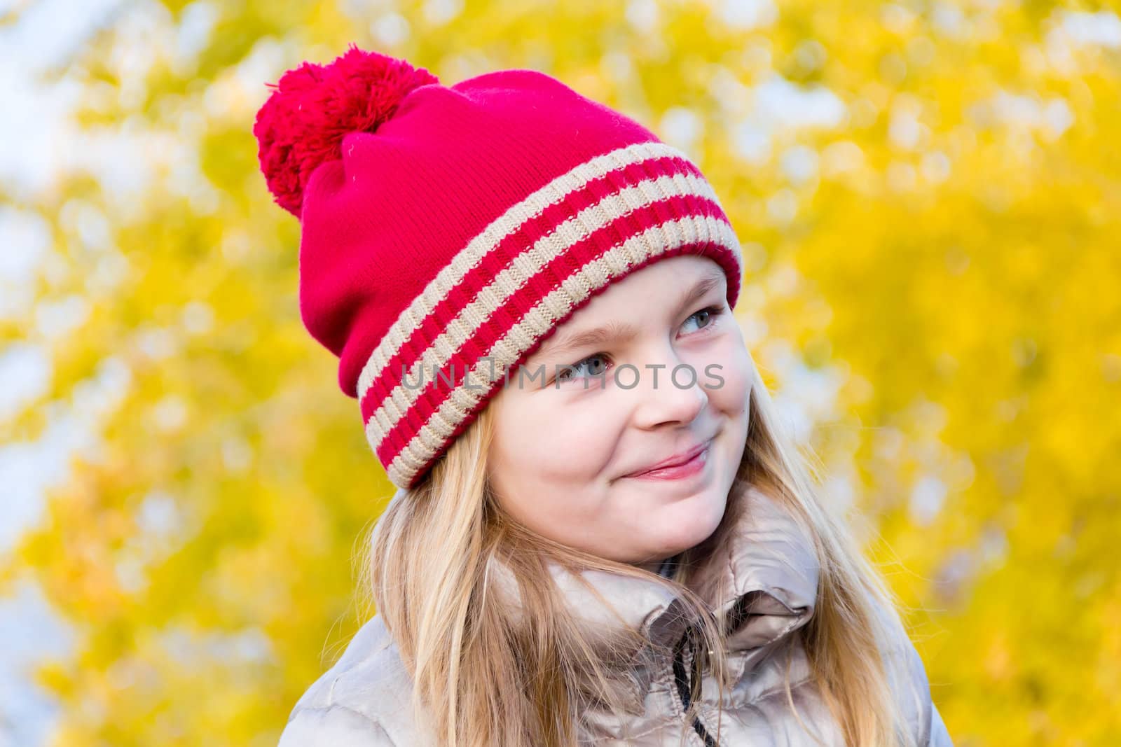 Autumn photo of beautiful girl in red hat