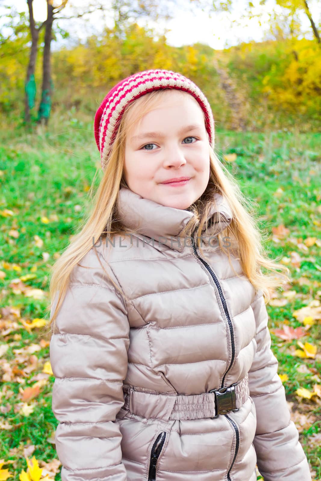 Autumn photo of beautiful girl in red hat