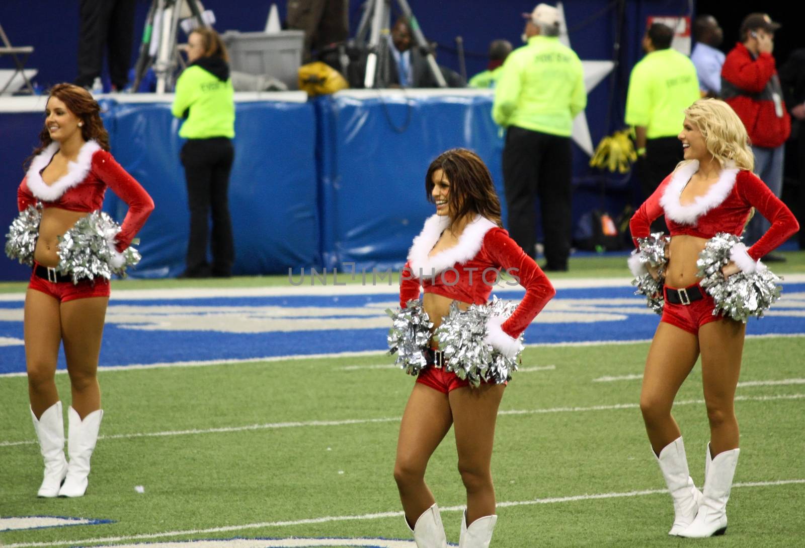 Dallas Cheerleaders in Red by bellafotosolo