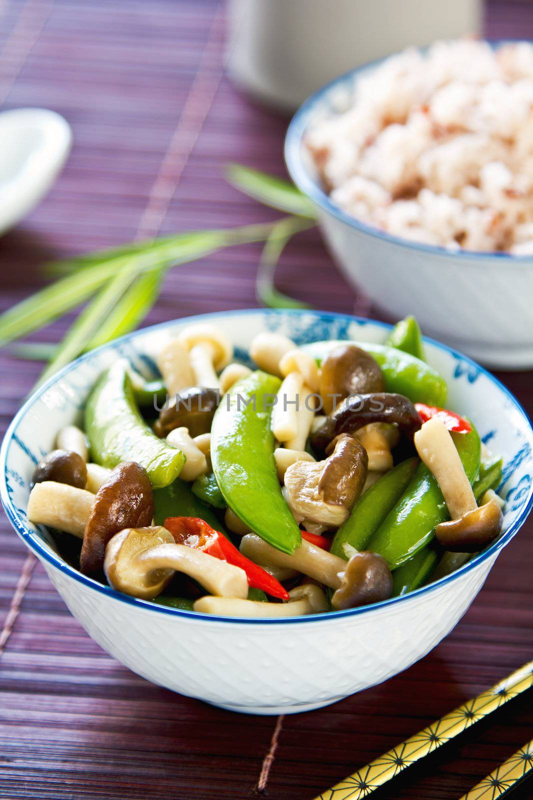 Stirred friedsnap  pea with mushroom in oyster sauce by brown rice