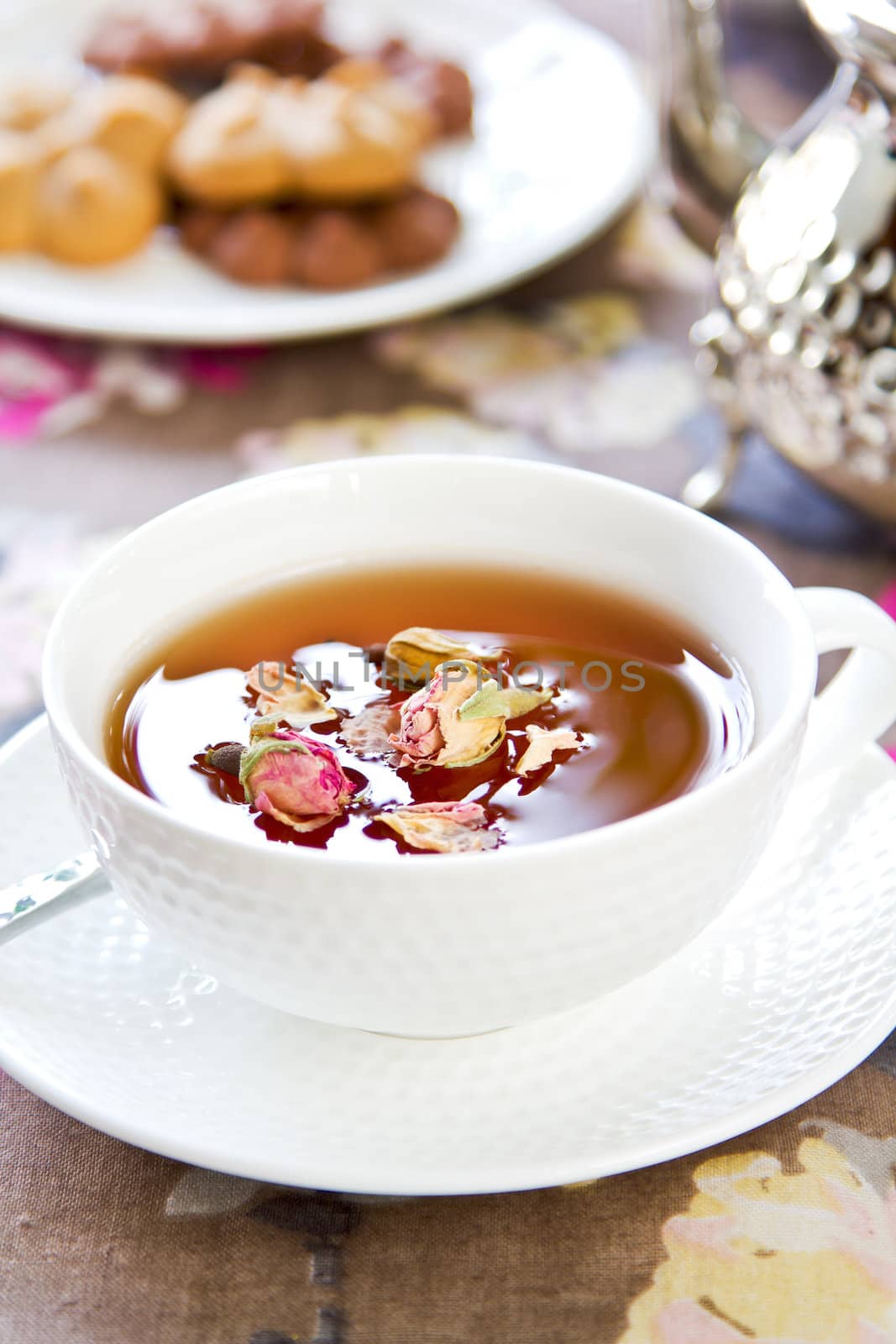 Black Tea with Rose buds by some cookeis