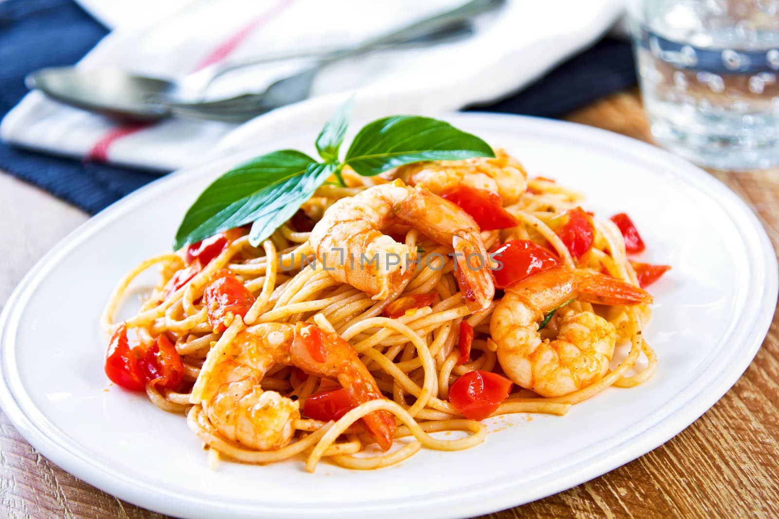 Spaghetti with prawn and tomato by vanillaechoes