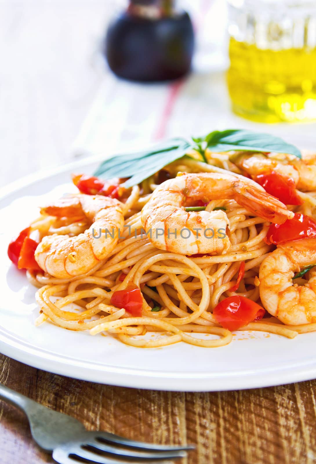 Spaghetti with prawn and tomato by vanillaechoes
