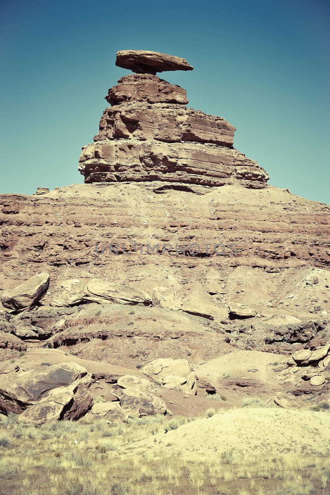 The Mexican Hat rock formation by vwalakte