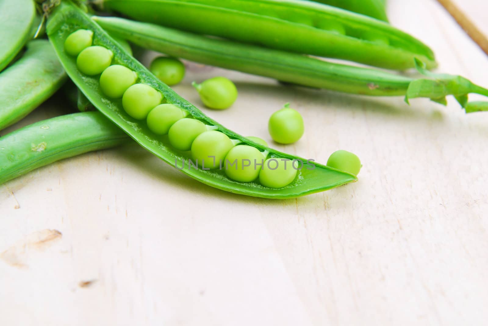 Fresh green pea pod by teen00000