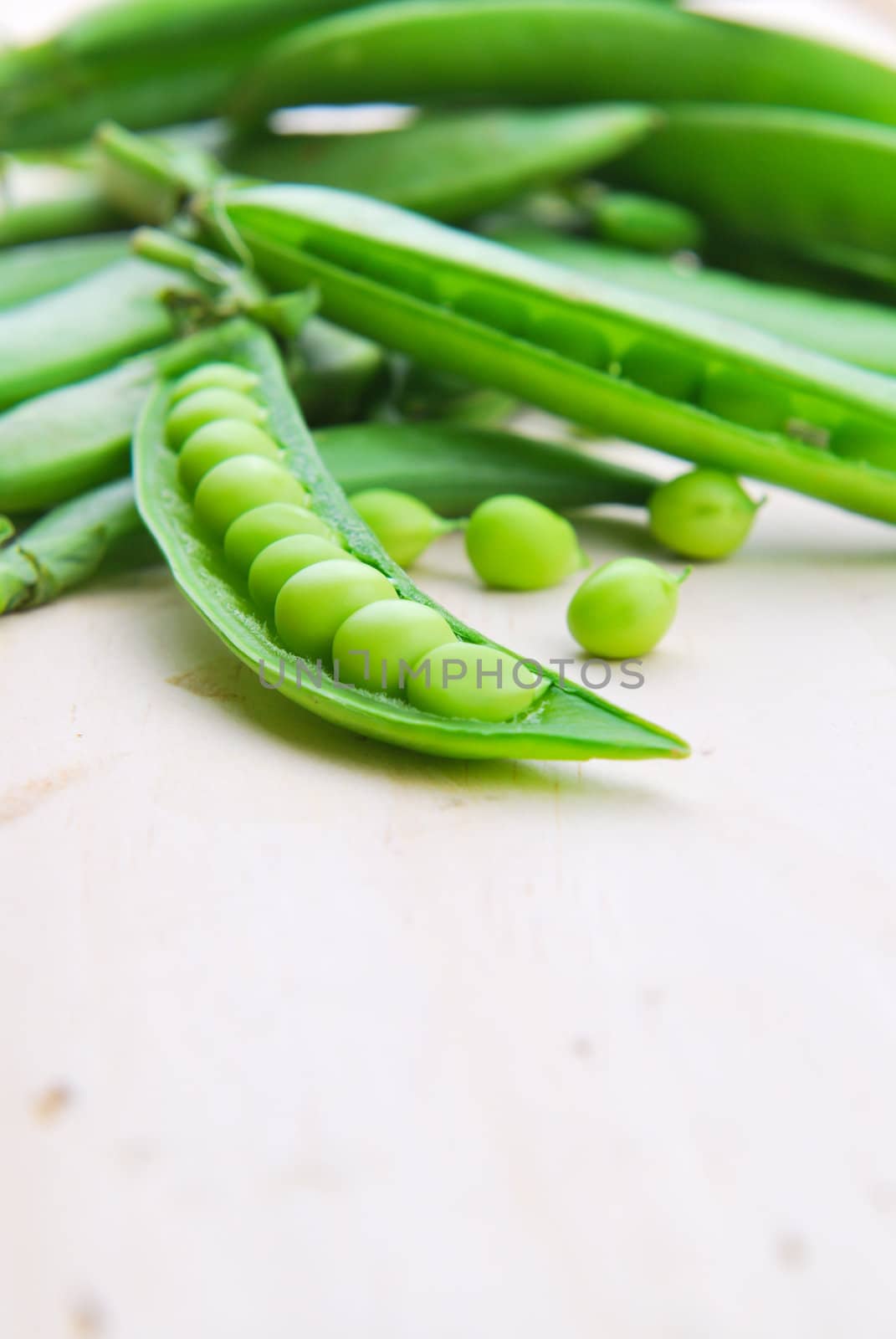 Fresh green pea pod by teen00000
