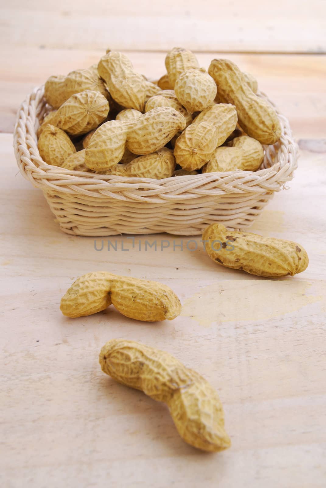 Dried peanuts