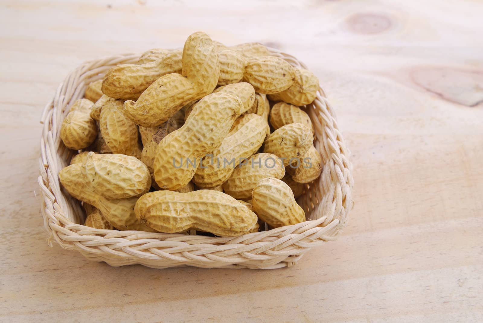 Dried peanuts