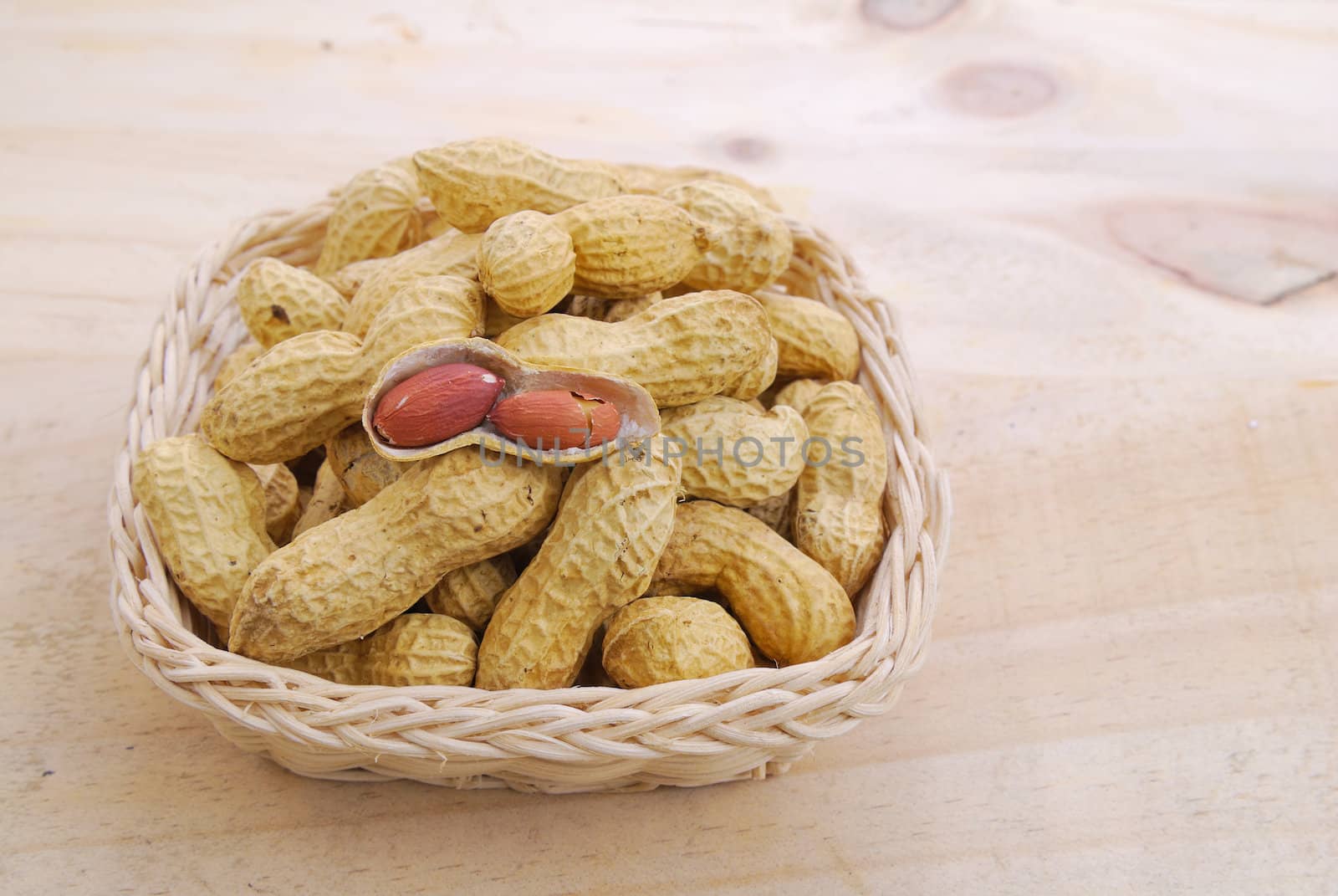 Dried peanuts