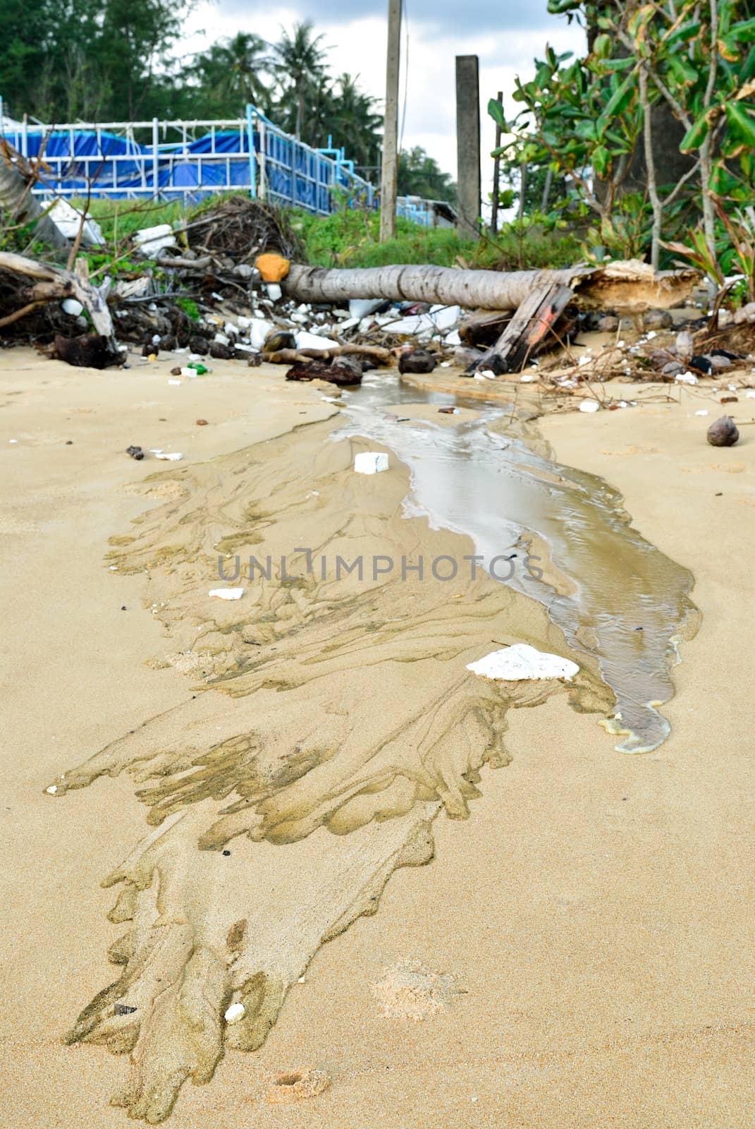 Spreading pollutions on the beach