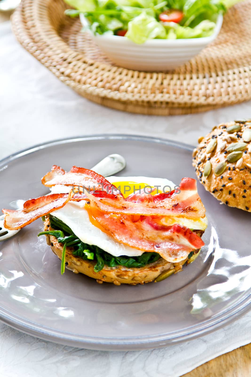 Bacon ,Egg and Spinach Sandwich breakfast by vanillaechoes