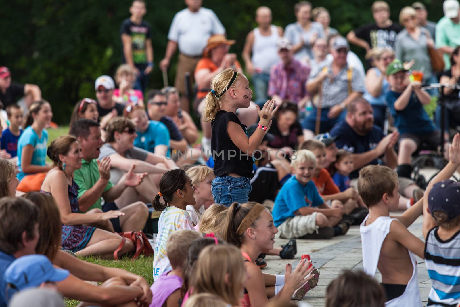 DES MOINES, IA /USA - AUGUST 10: Unidentified girl in audience at the Iowa State Fair on August 10, 2014 in Des Moines, Iowa, USA.