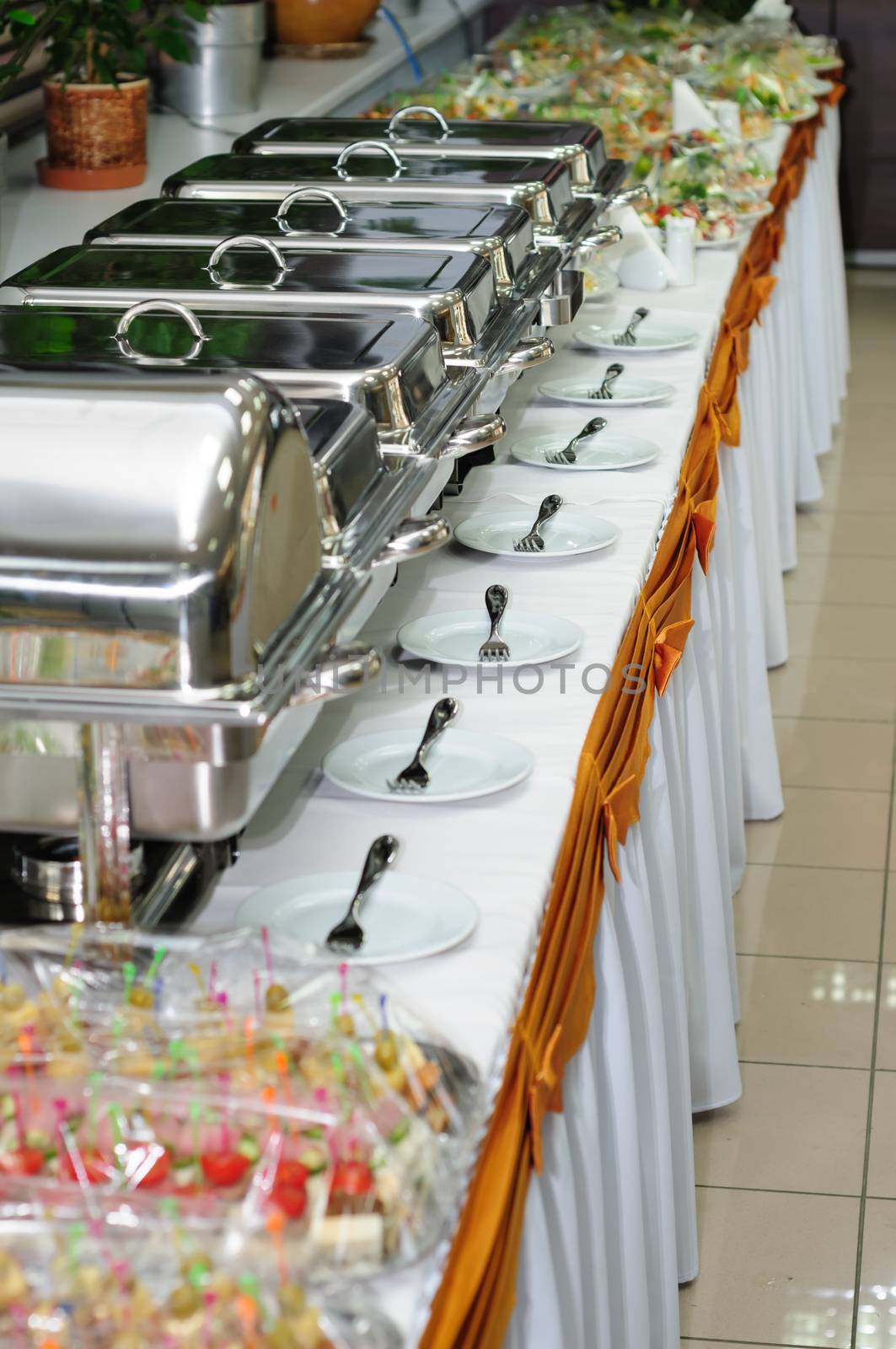 chafing dish heaters at the banquet table