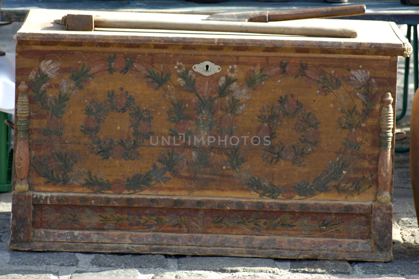old wooden box by pm29