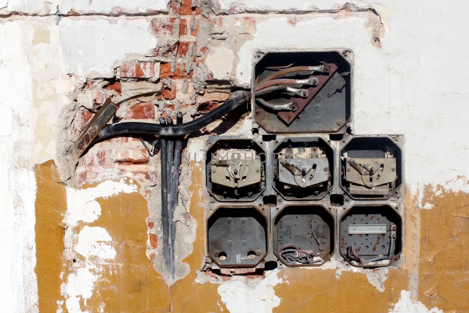 Old electrical system on the wall by sanzios