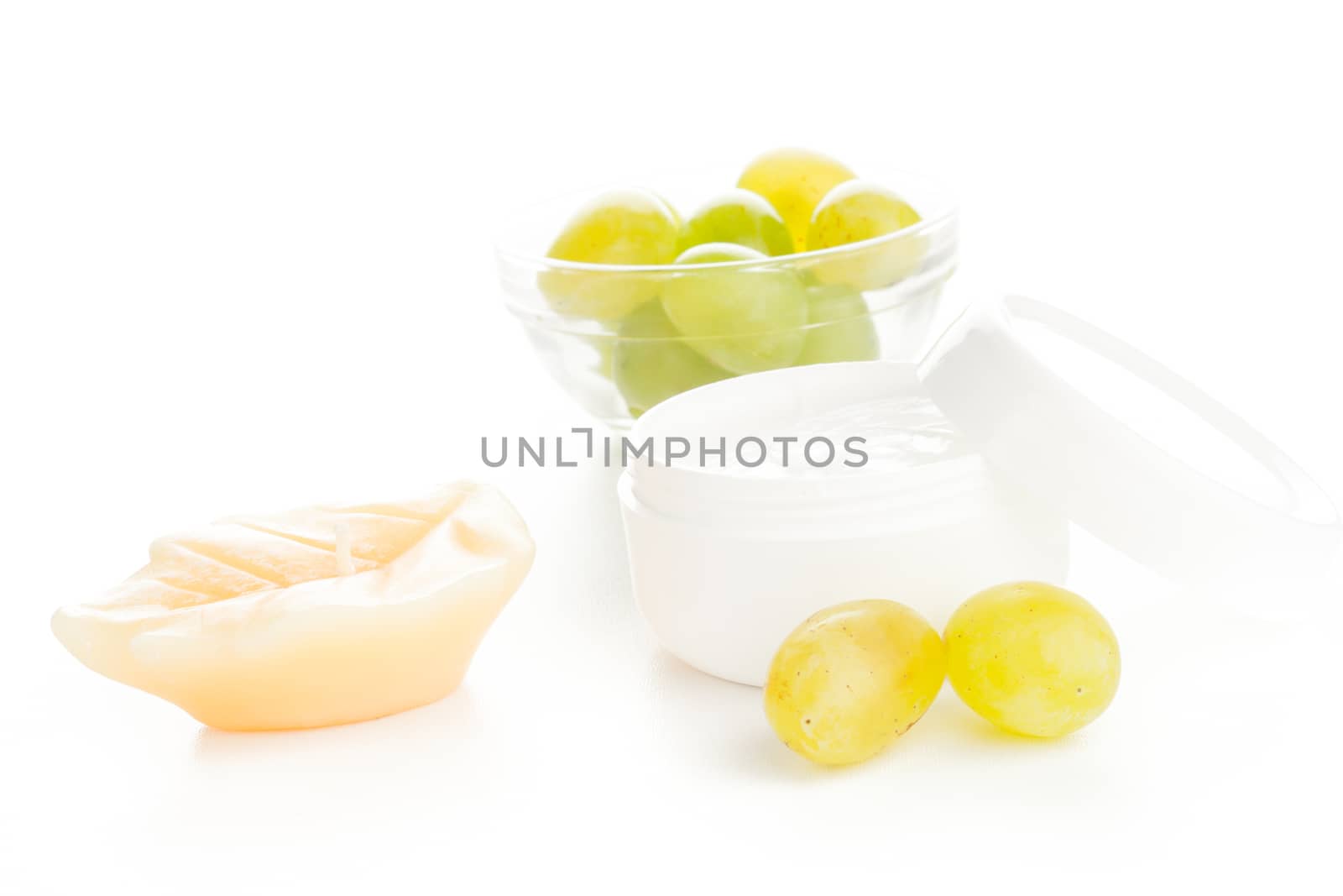 white moisturizer beauty healthy cream with green grapes