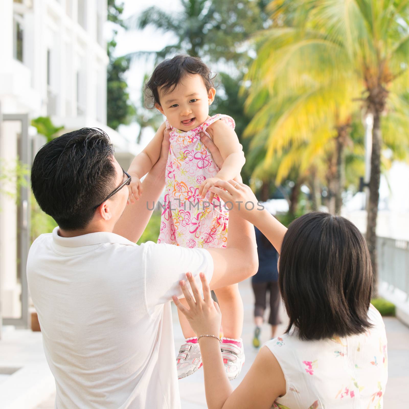 Asian family vacation by szefei