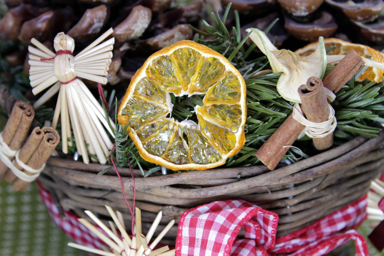 Christmas straw wreath decoration - photo captures and presents various details of Christmas straw wreath, such as dried orange and apple, straw figurines...