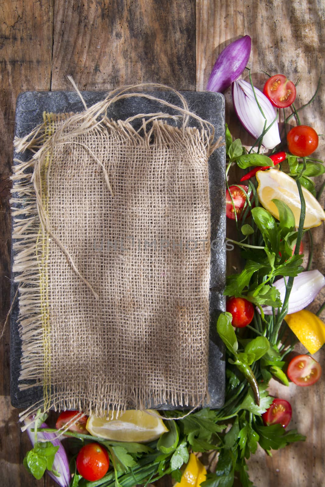 Presentation of a flat stone with vegetables