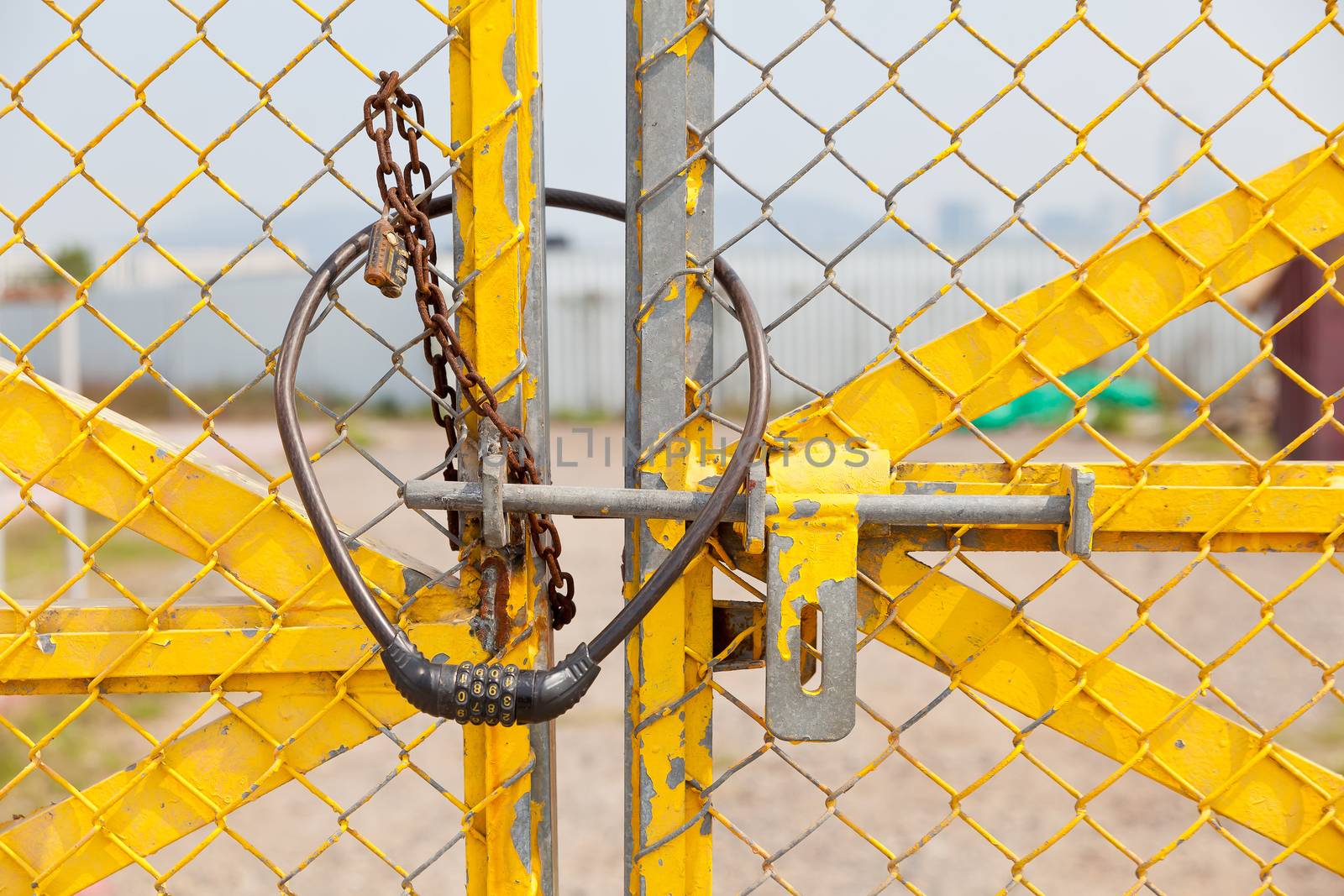 Metal chain and lock on yellow background by kawing921