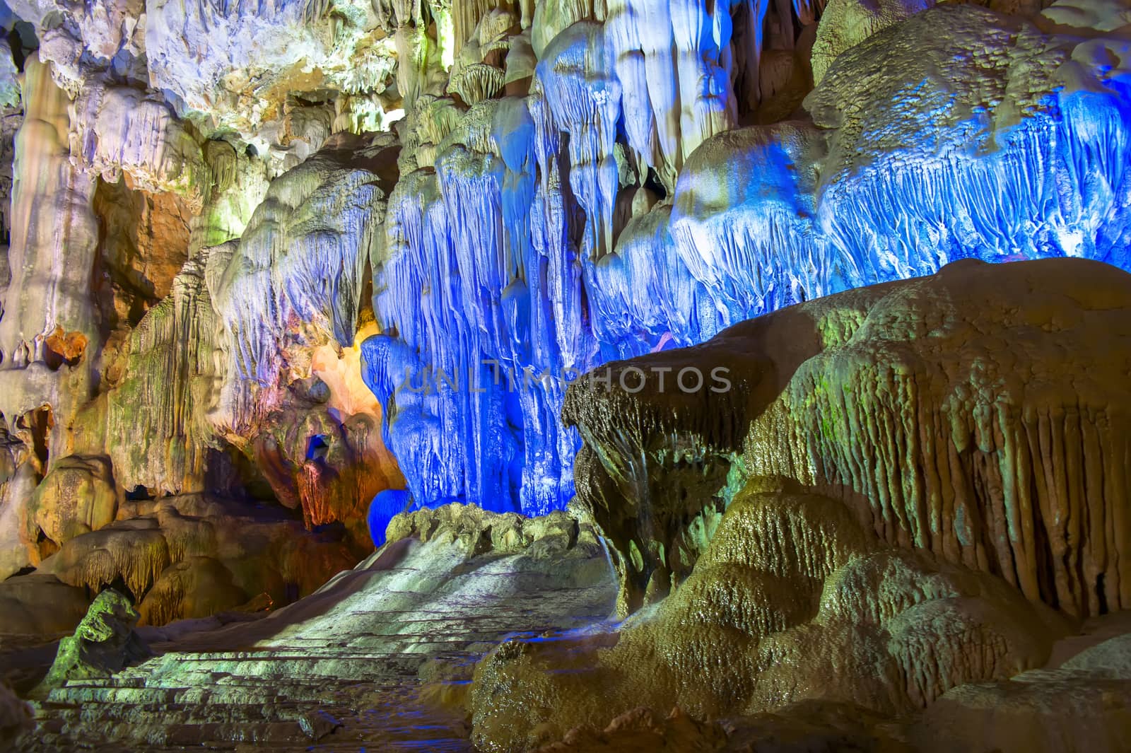 Dong Thien Cung Cave in Ha Long Bay, Vietnam.