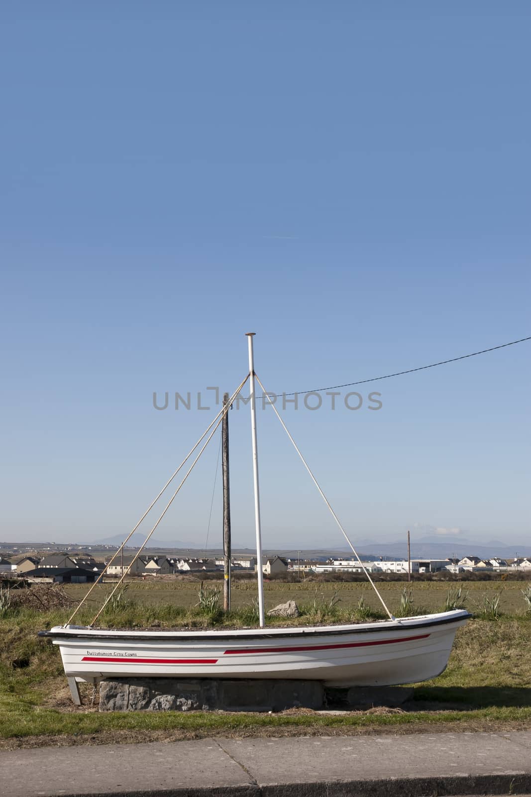 boat monument on entering Ballybunion by morrbyte