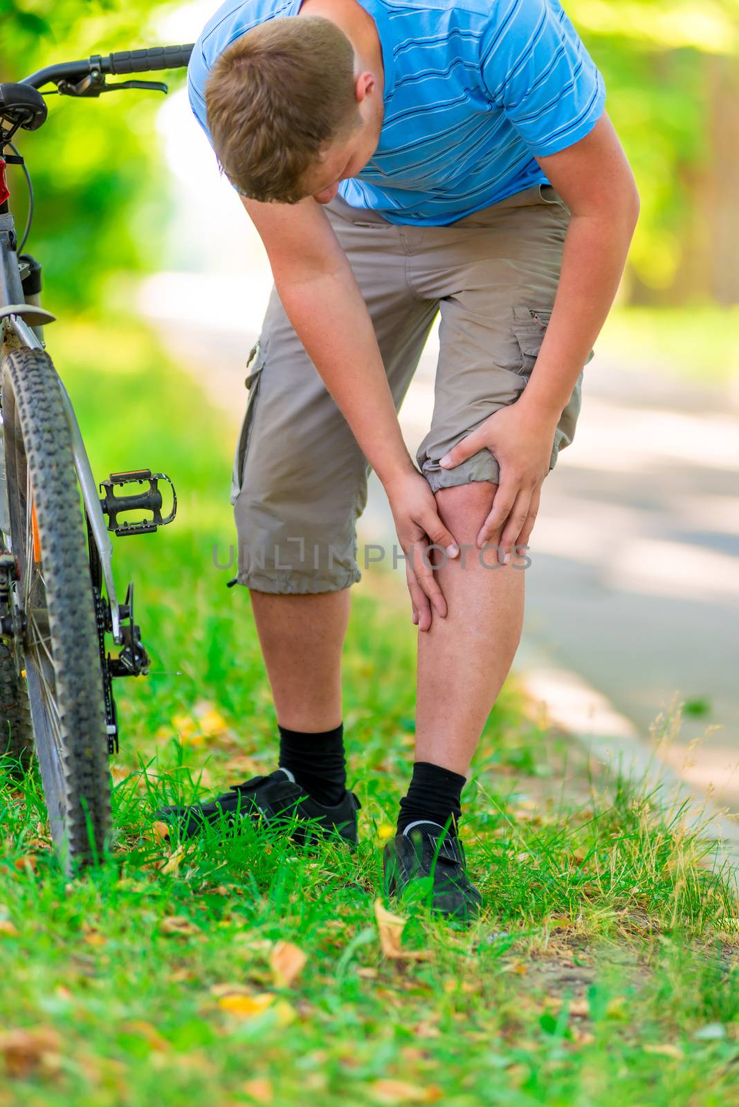 cyclist and sports knee injury by kosmsos111