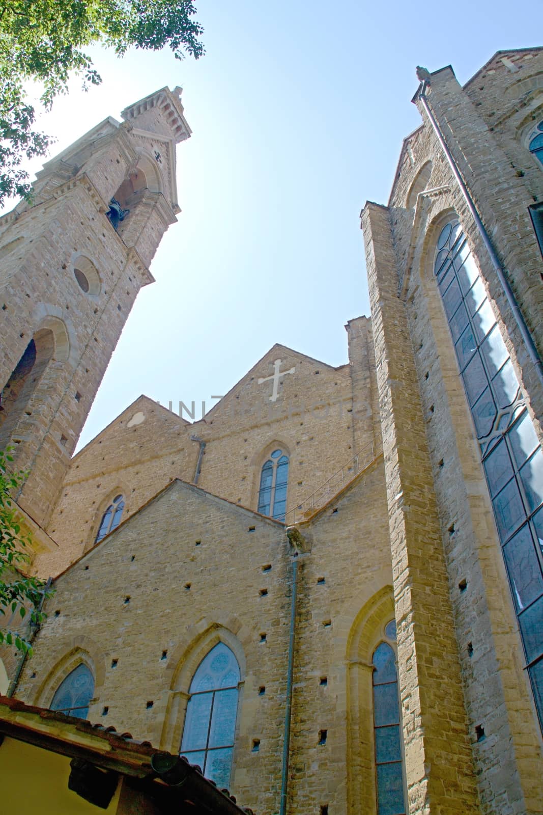 Photo shows an old catedral with blue sky.