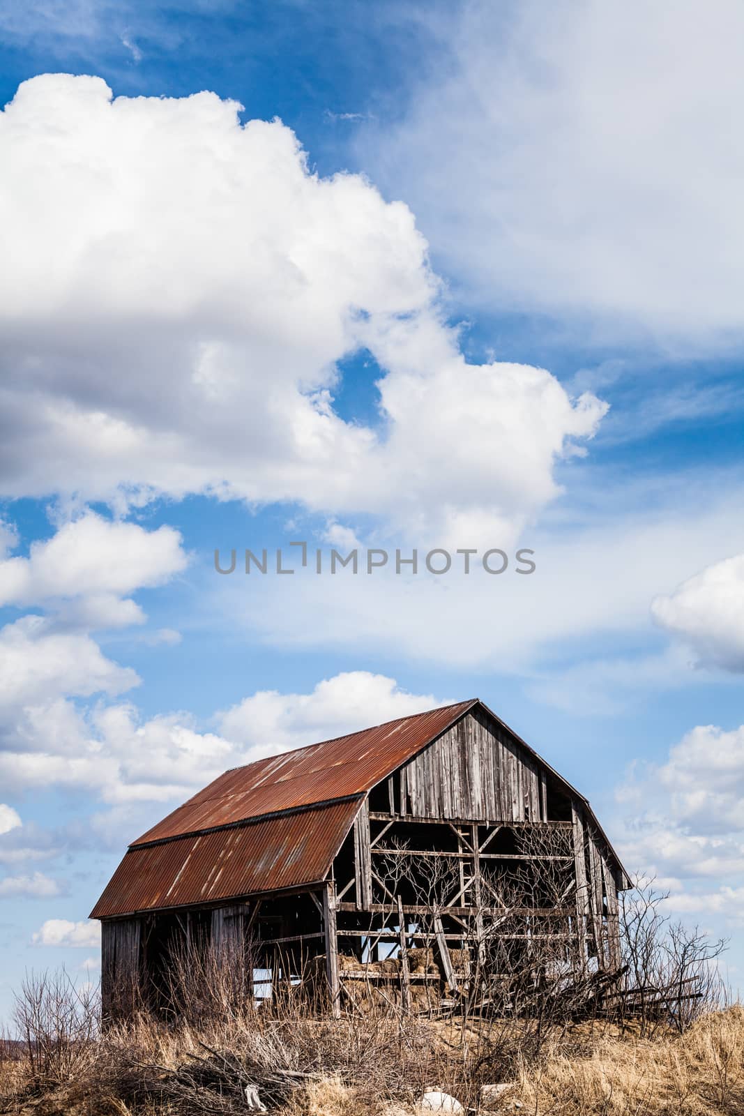 Old Abandoned Rusty Old barn in the Middle of nowhere !