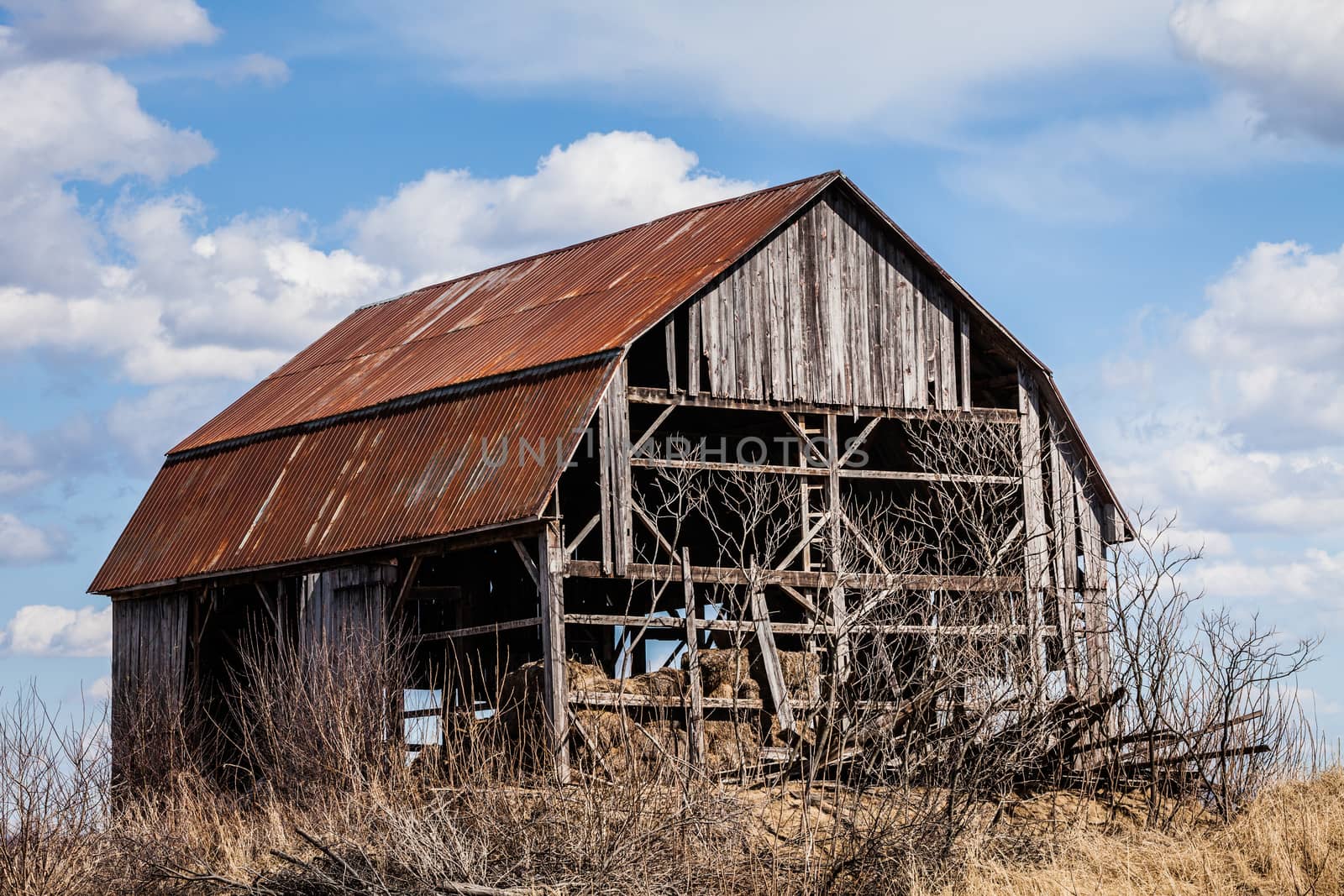 Old Abandoned Barn by aetb