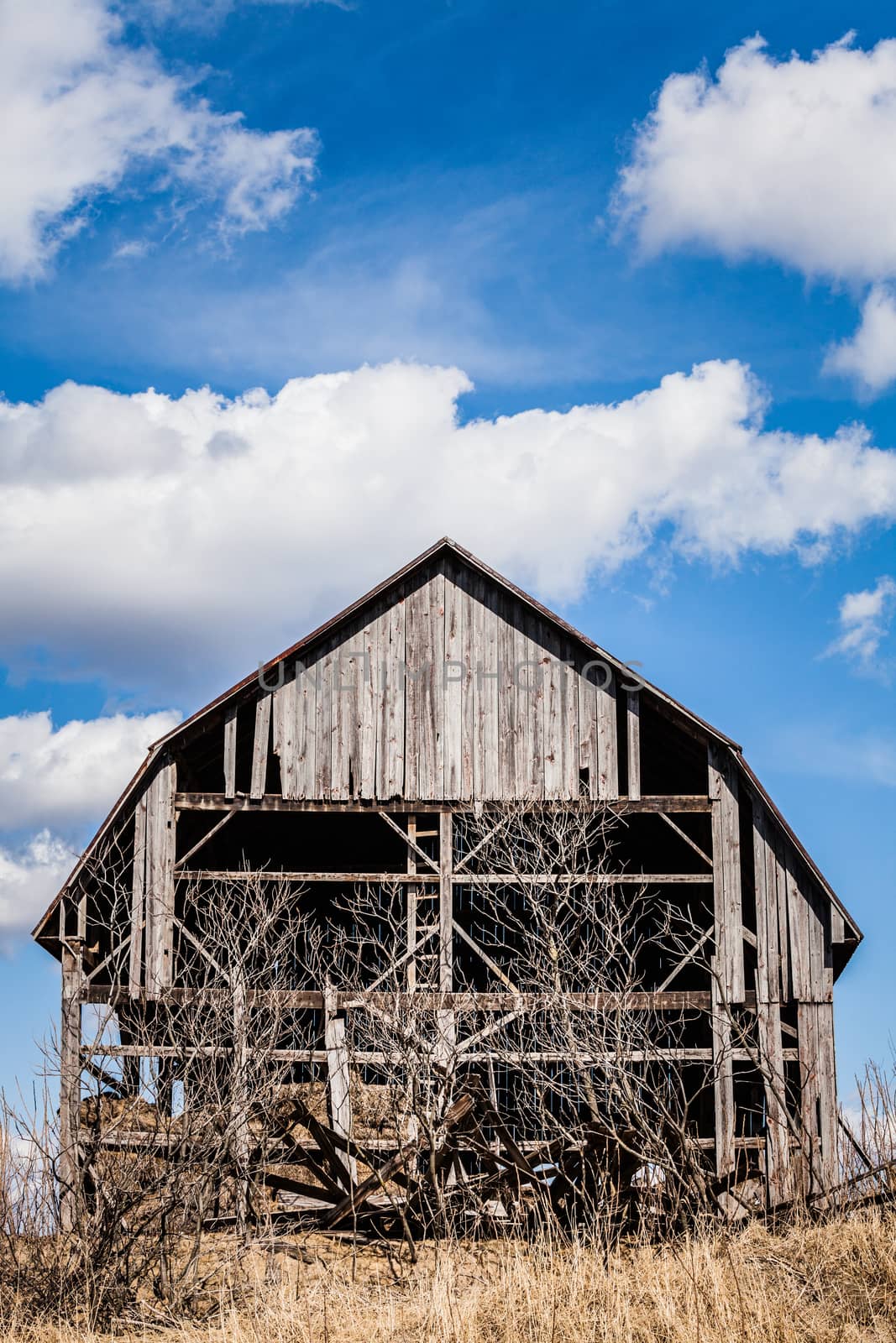 Old Abandoned Rusty Old barn in the Middle of nowhere !