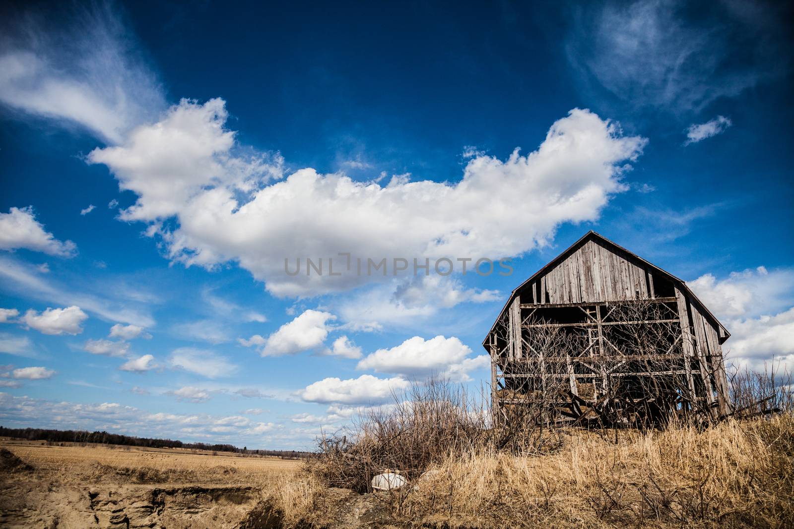 Old Abandoned Rusty Old barn in the Middle of nowhere !