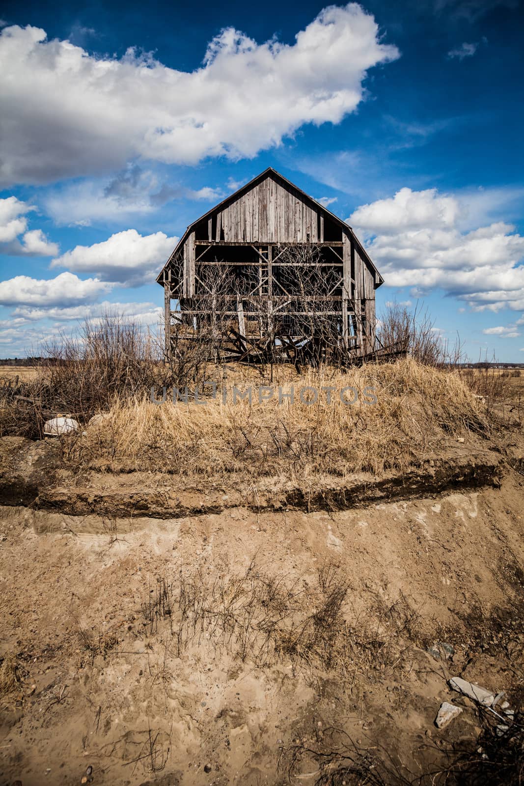 Old Abandoned Rusty Old barn in the Middle of nowhere !