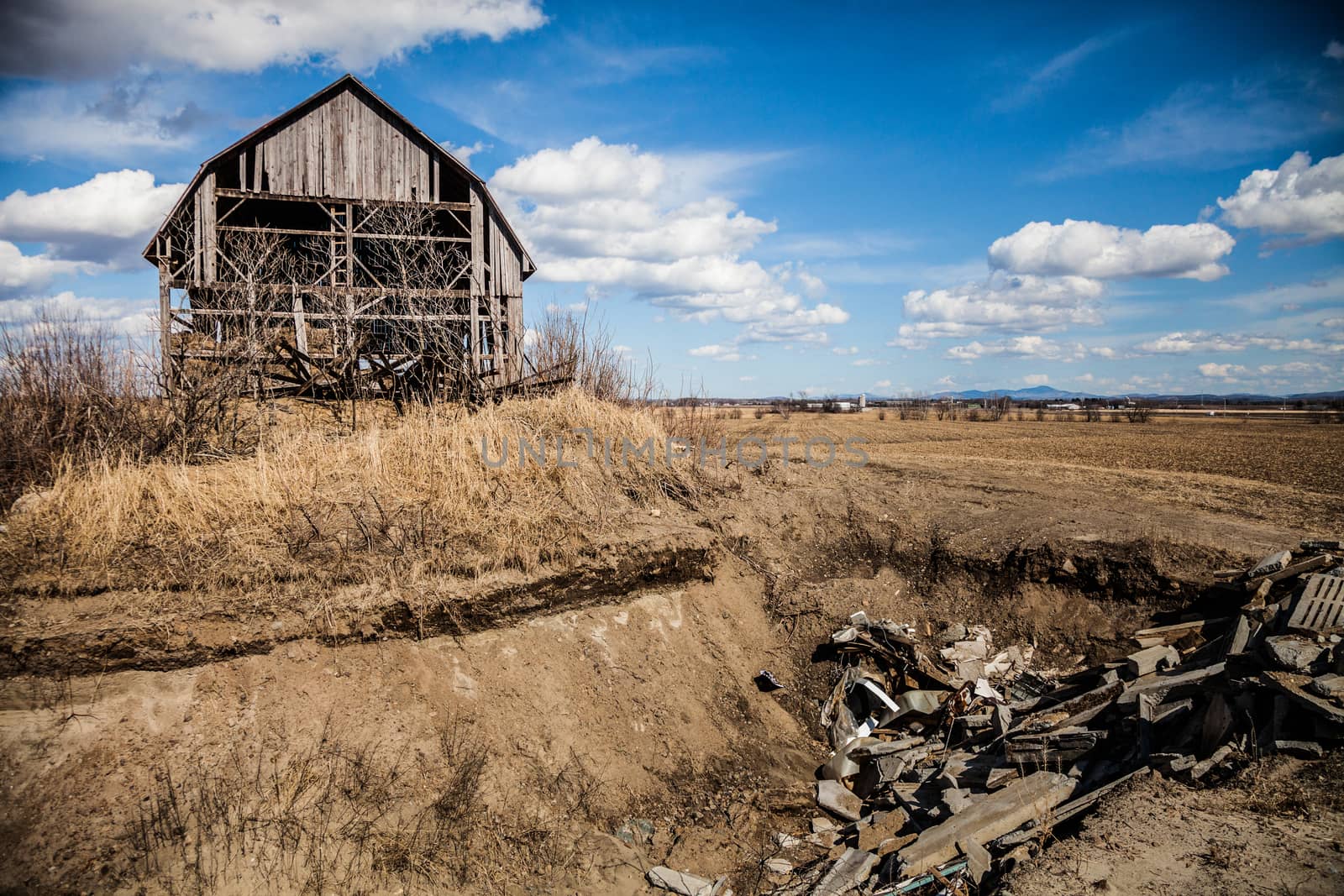 Old Abandoned Rusty Old barn in the Middle of nowhere !