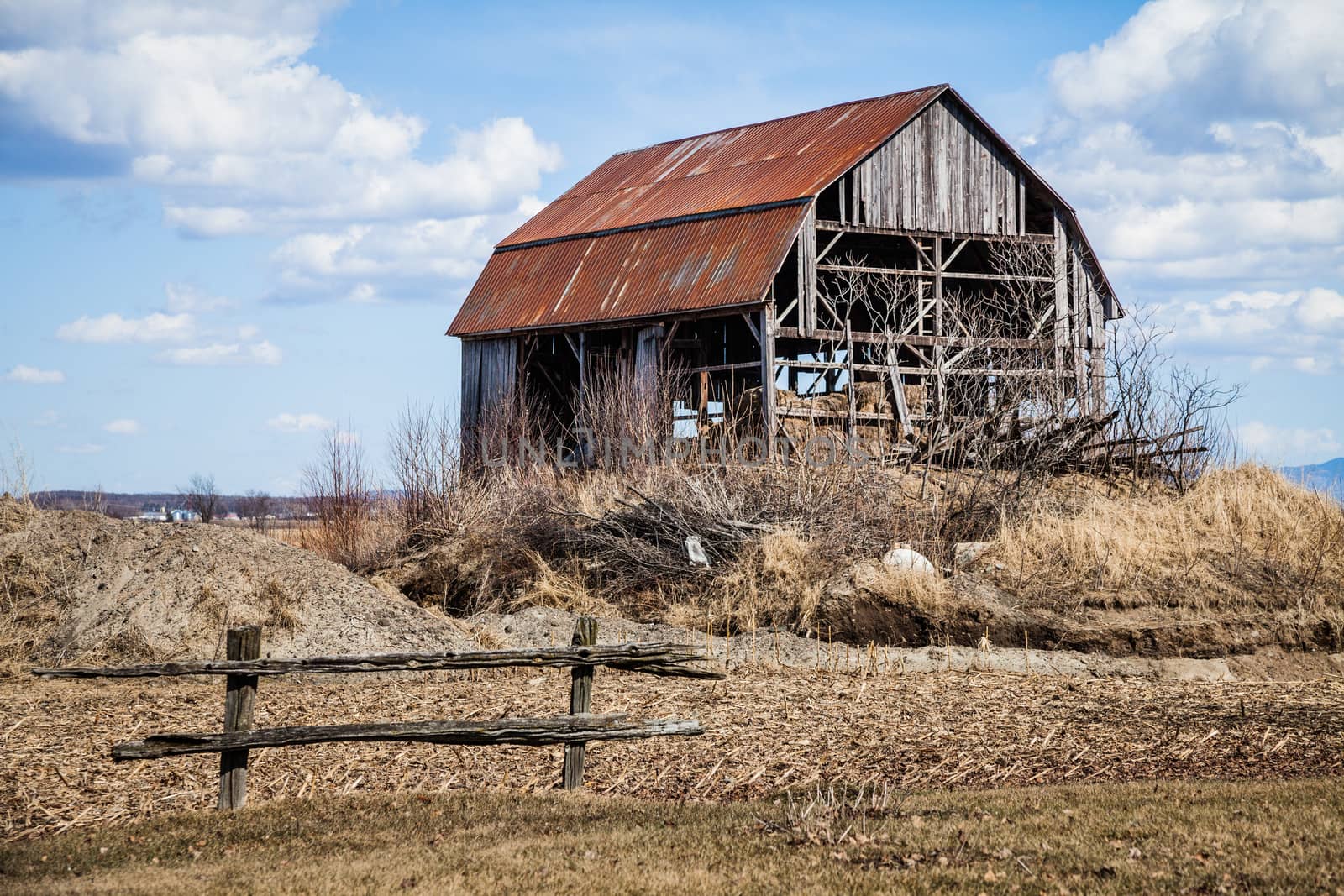 Old Abandoned Rusty Old barn in the Middle of nowhere !