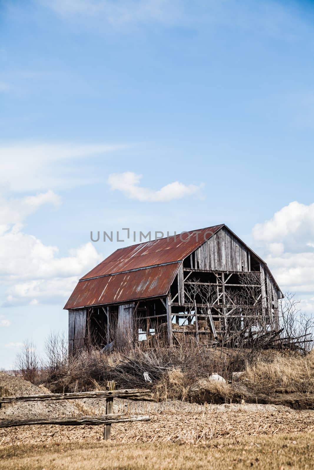 Old Abandoned Rusty Old barn in the Middle of nowhere !