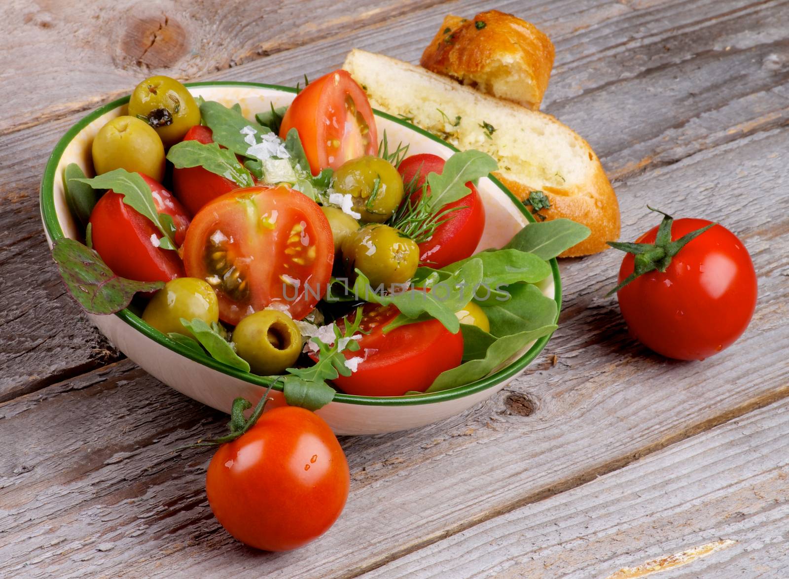 Tomatoes Salad by zhekos