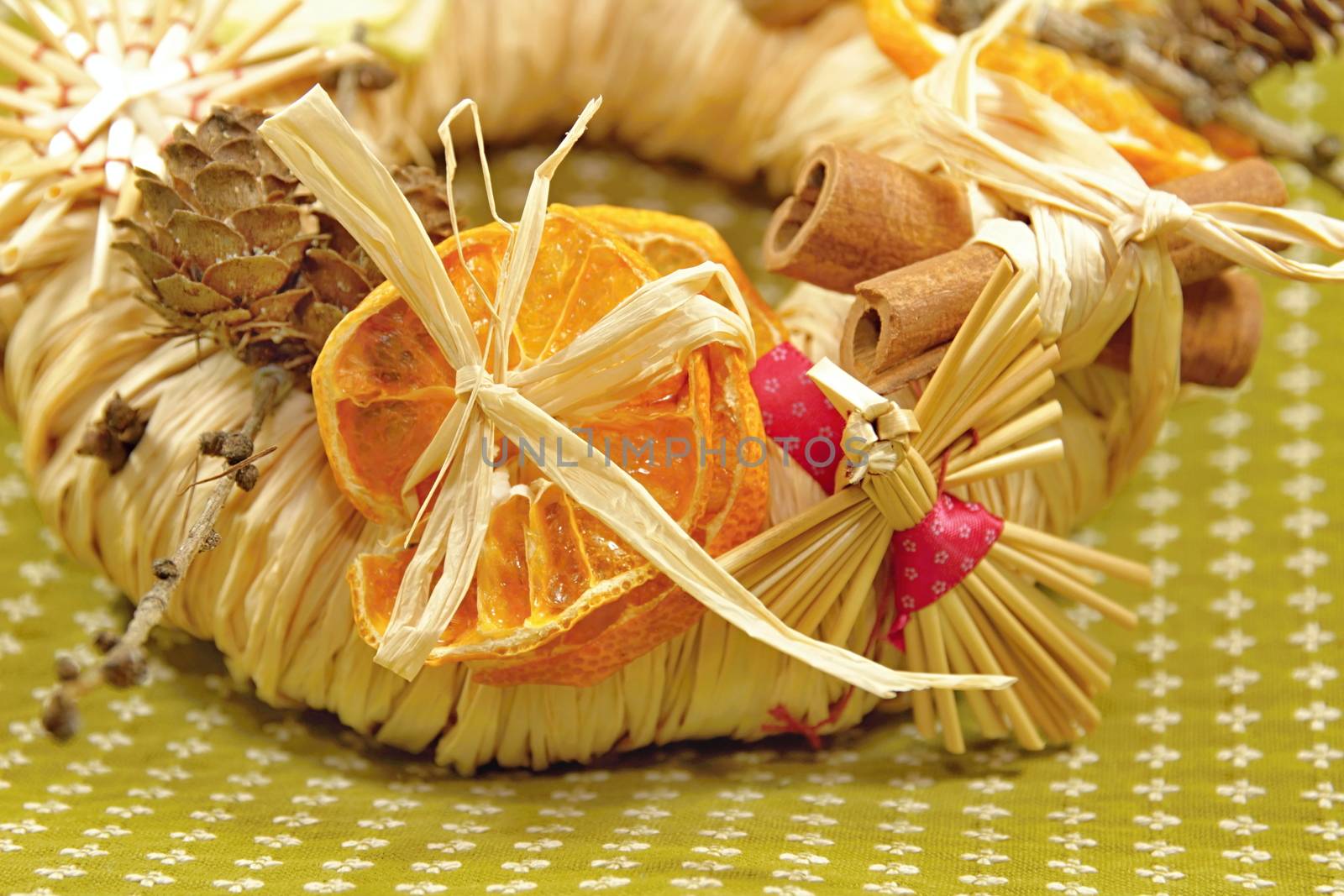 Christmas straw wreath decoration - photo captures and presents various details of Christmas straw wreath, such as dried orange and apple, straw figurines...