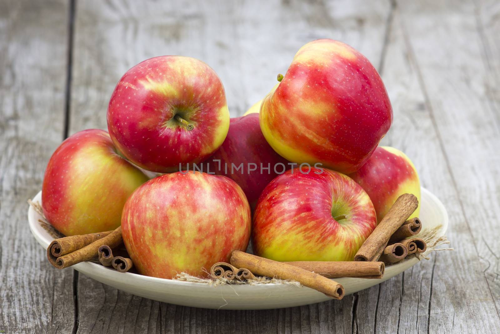 Red apples and cinnamon sticks v by miradrozdowski