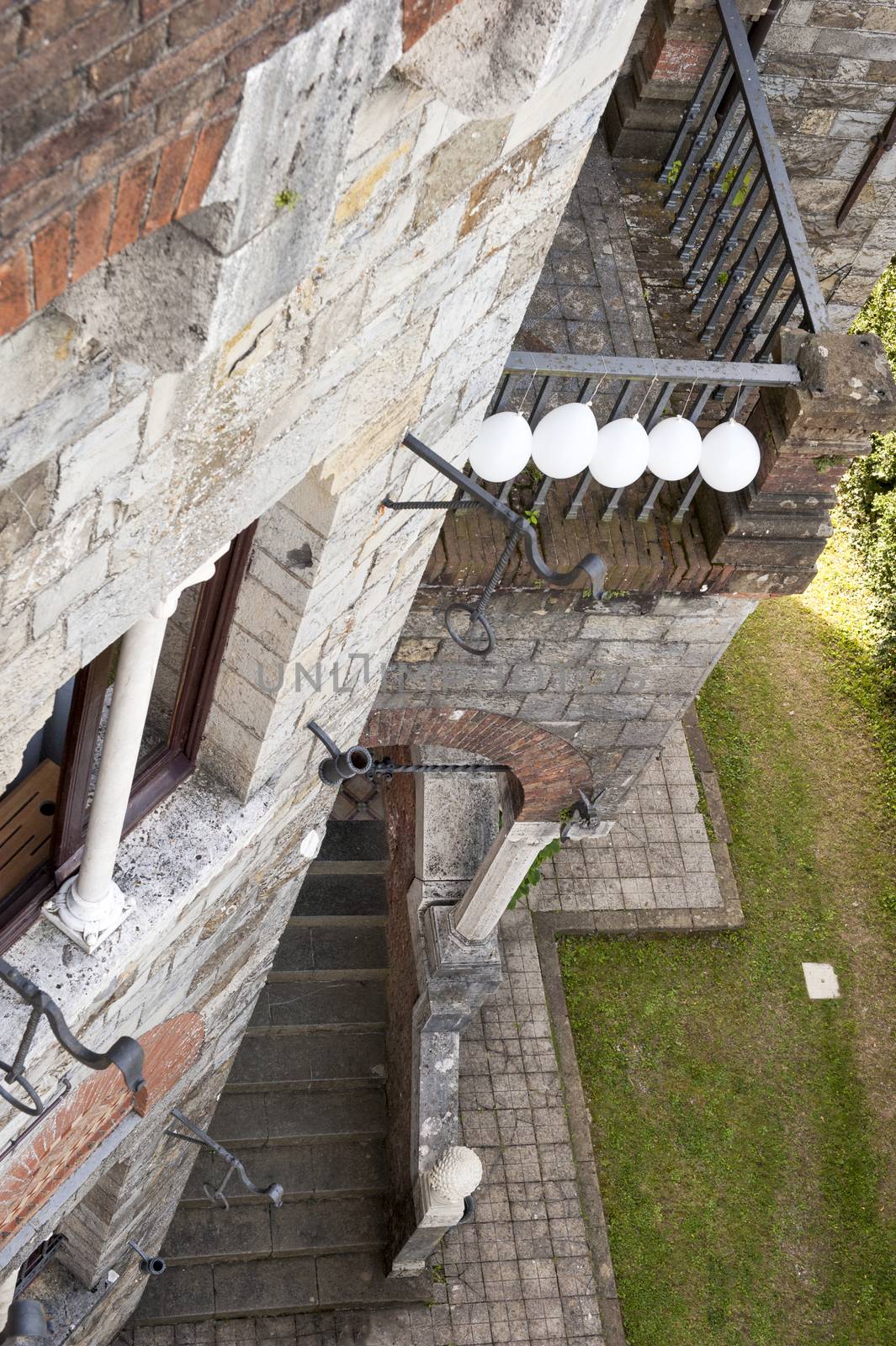 outdoor wedding in the castle of Tercesi