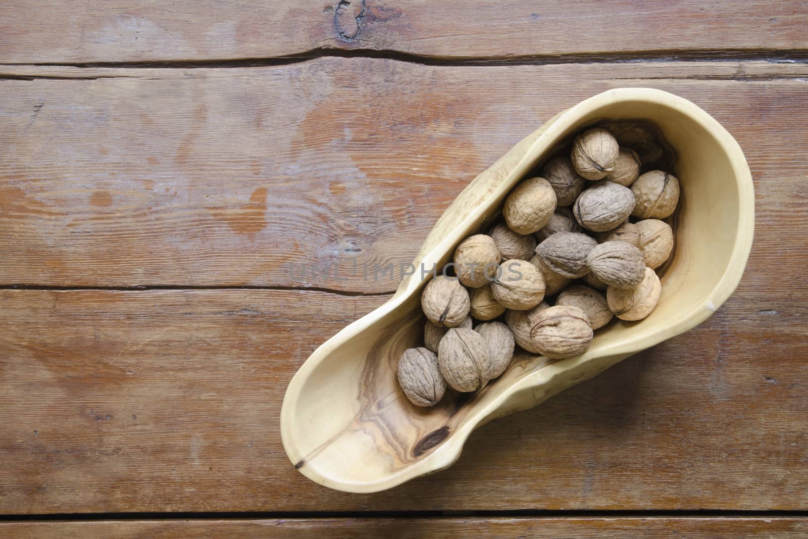 bowl with walnuts by yuriz