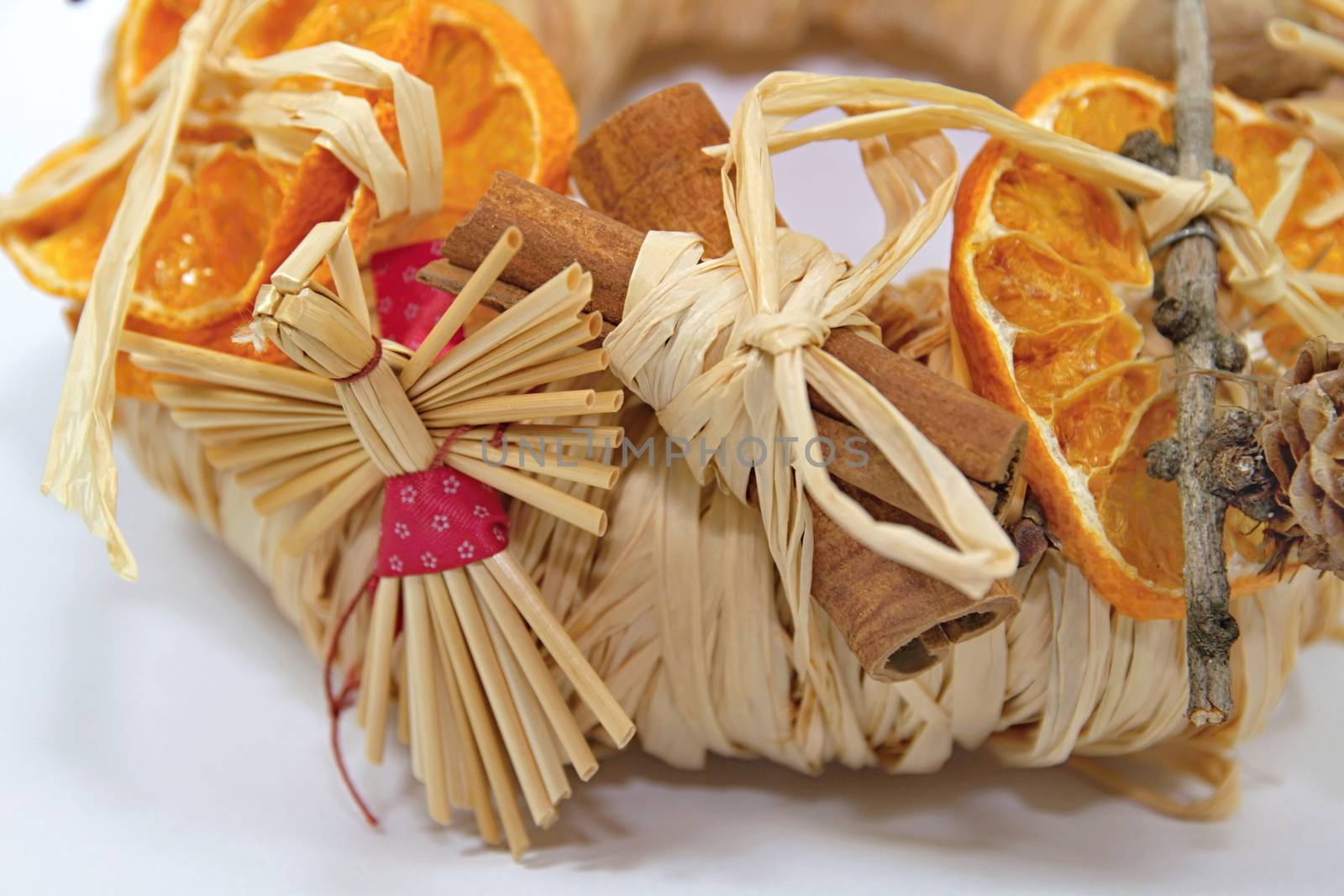 Christmas straw wreath decoration - photo captures and presents various details of Christmas straw wreath, such as dried orange and apple, straw figurines...