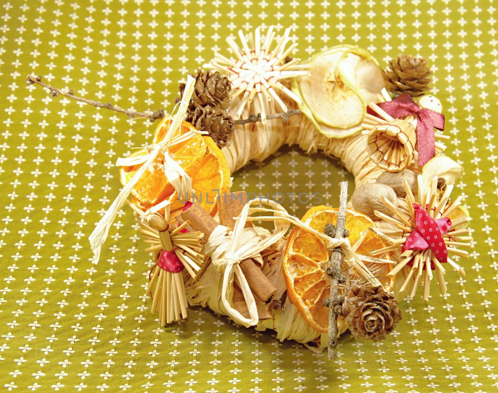 Christmas straw wreath decoration - photo captures and presents various details of Christmas straw wreath, such as dried orange and apple, straw figurines...